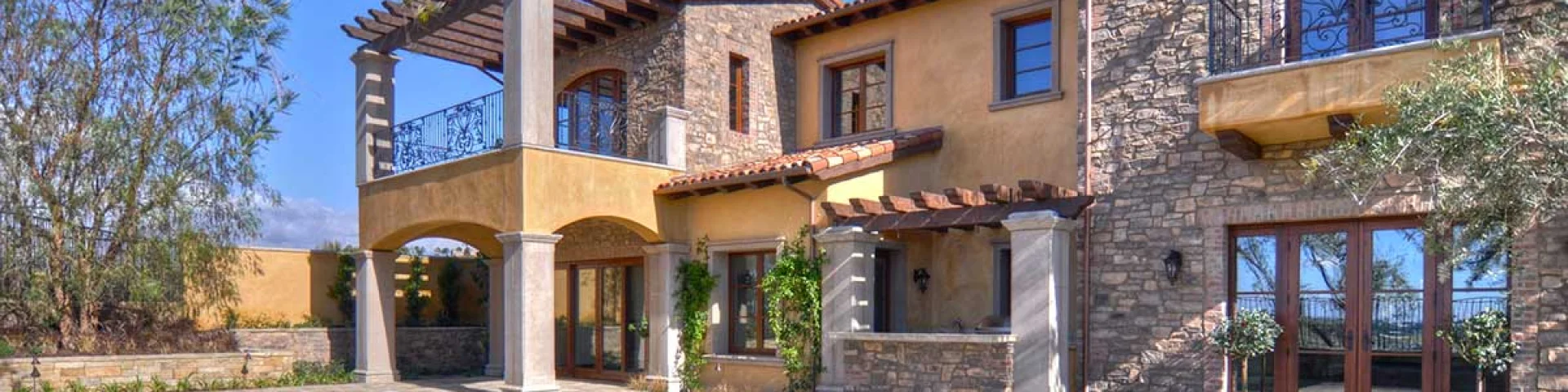 Daş üzlüklü villa və hovuz